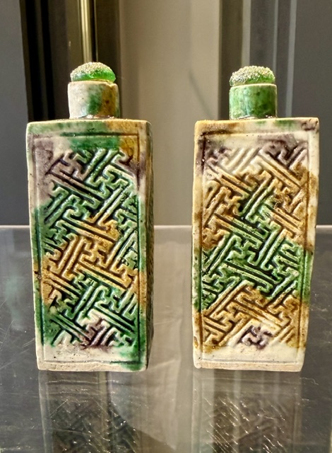 Pair of small quadrangular porcelain bottles moulded and enameled polychrome  of the sancai type
China period Kangxi (1662/1722)
mounted posteriourly in snuff bottles